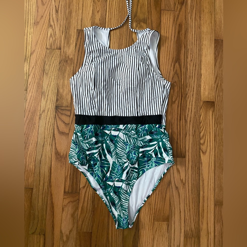 One piece bathing suit with cups